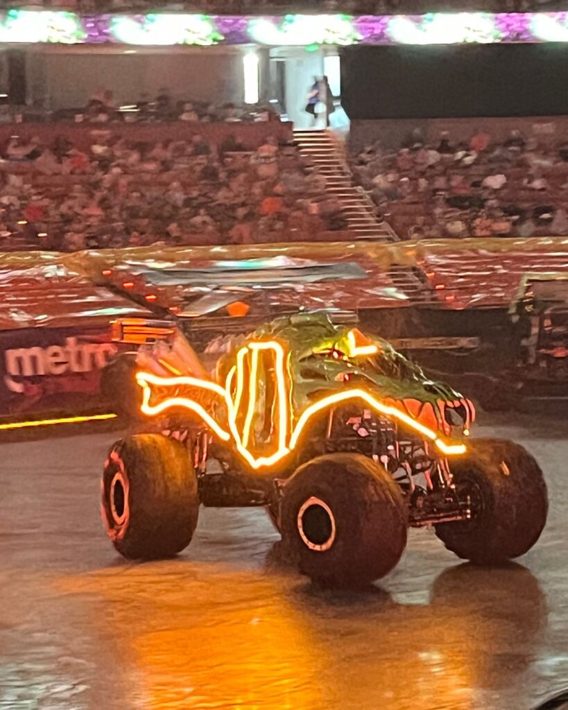 Hot Wheels Monster Tucks Live Glow